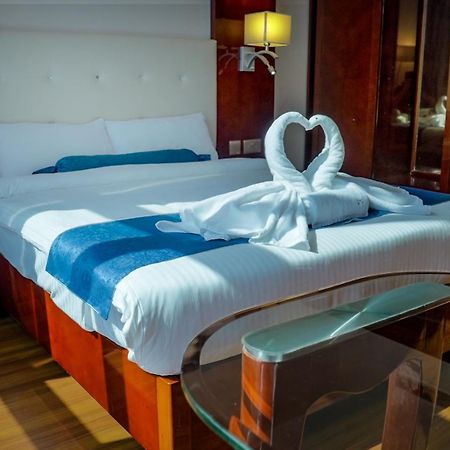 Golden Tulip Headington Hotel Masqat Buitenkant foto