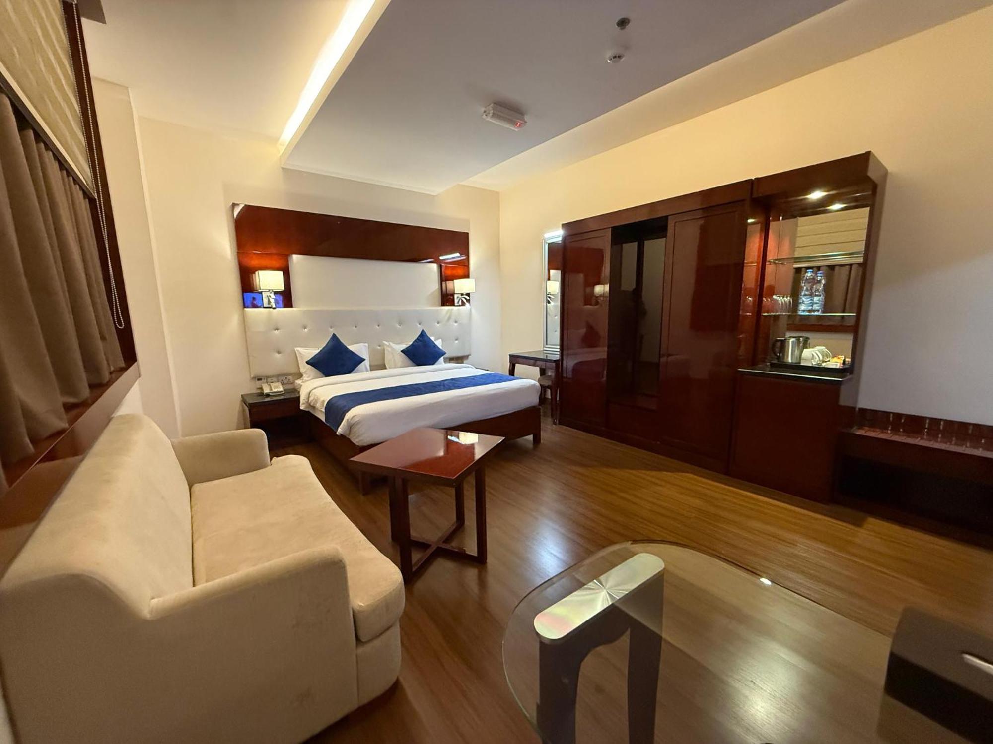 Golden Tulip Headington Hotel Masqat Buitenkant foto