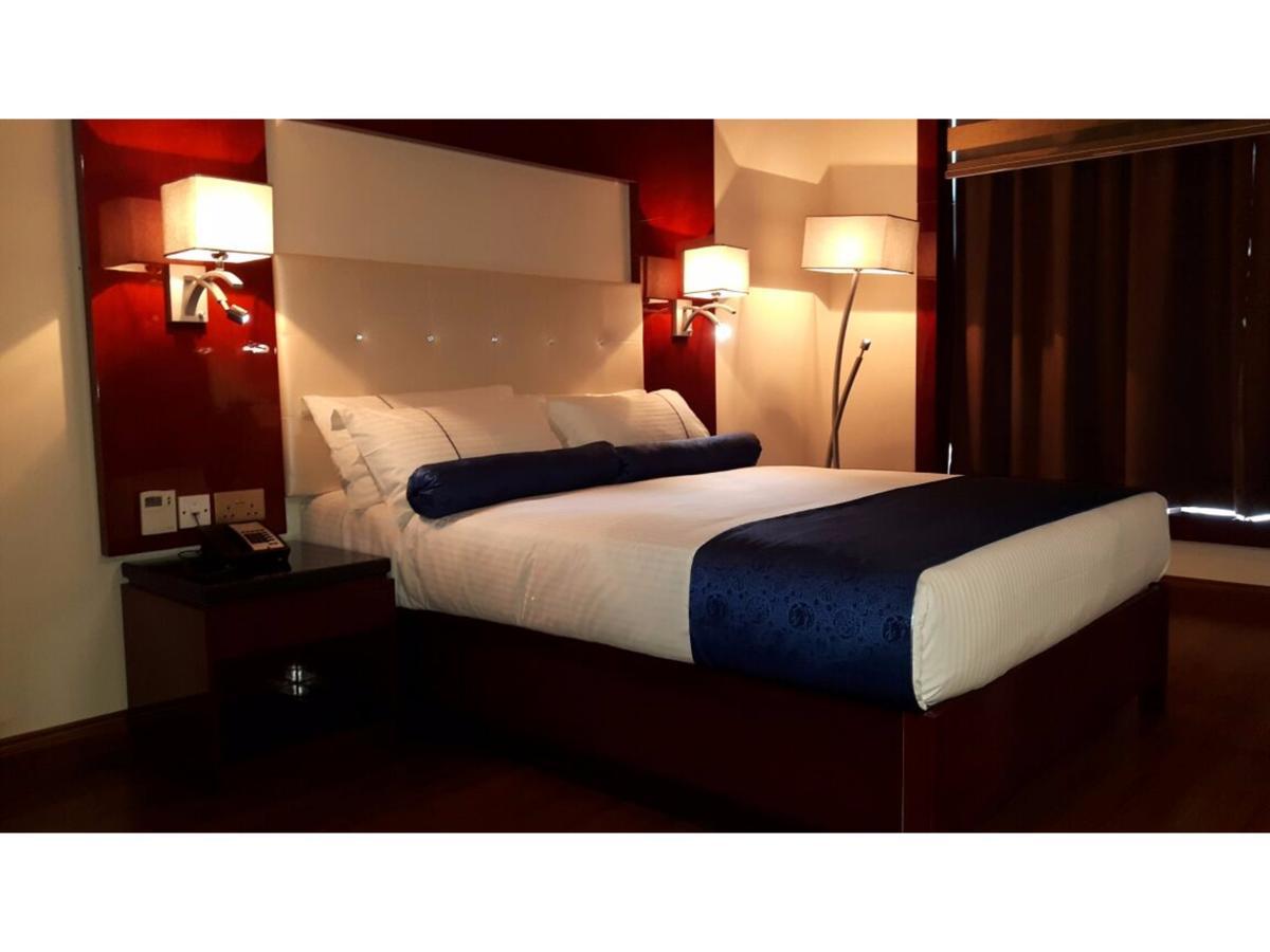 Golden Tulip Headington Hotel Masqat Buitenkant foto