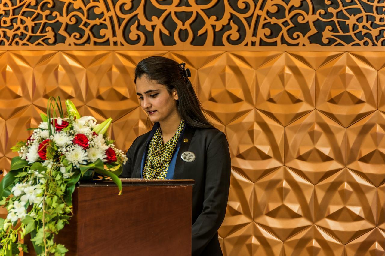 Golden Tulip Headington Hotel Masqat Buitenkant foto