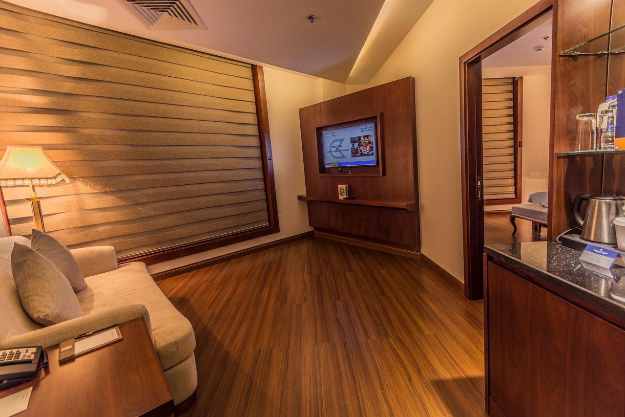 Golden Tulip Headington Hotel Masqat Buitenkant foto