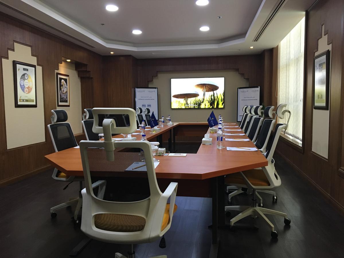 Golden Tulip Headington Hotel Masqat Buitenkant foto
