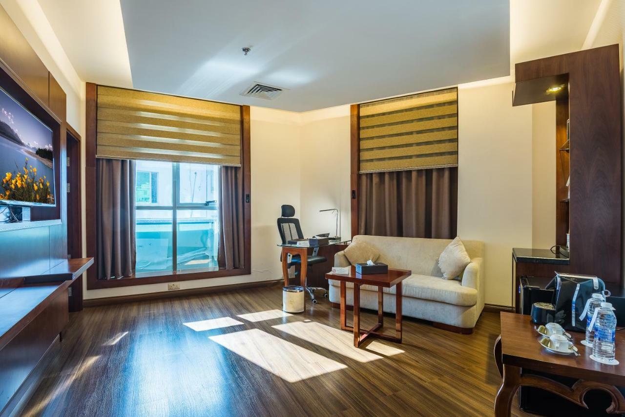 Golden Tulip Headington Hotel Masqat Buitenkant foto