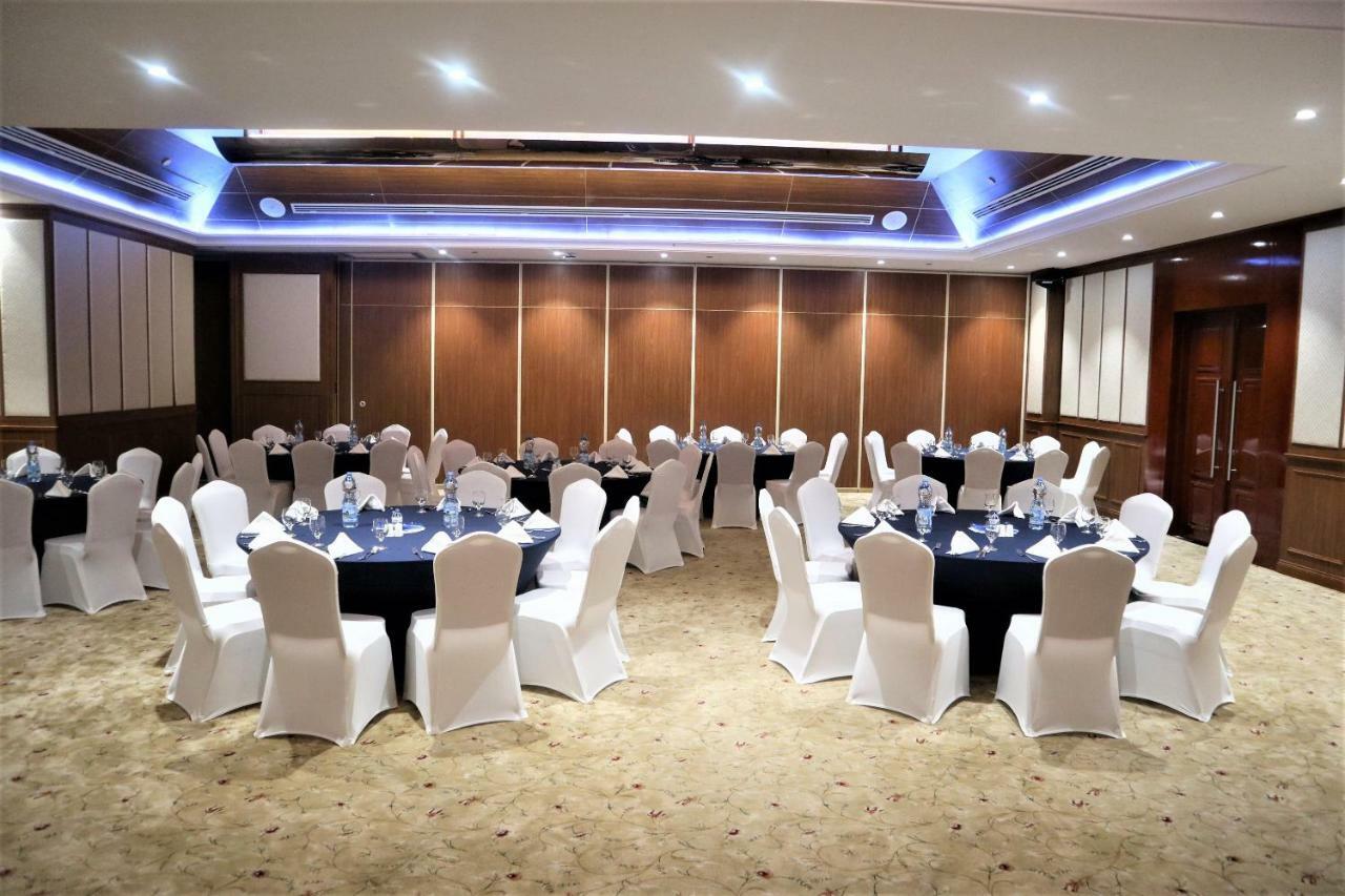 Golden Tulip Headington Hotel Masqat Buitenkant foto